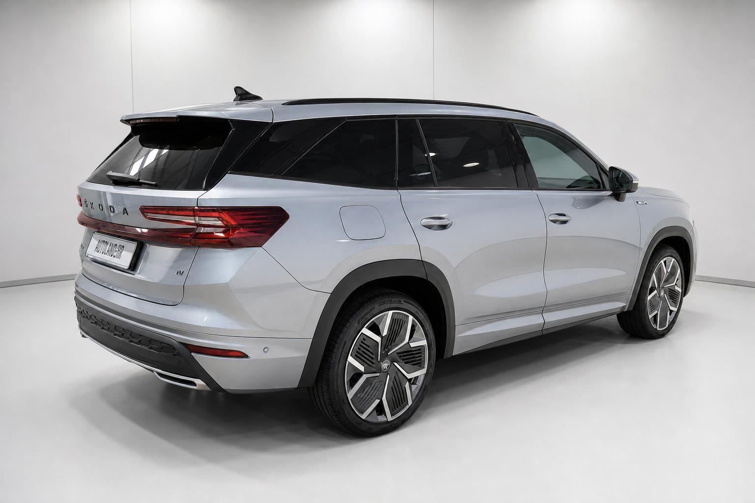 Skoda Kodiaq silber Seitenansicht hinten mit Alufelgen