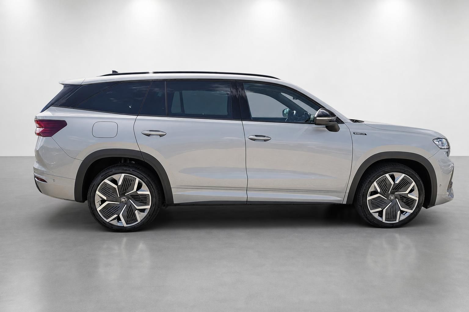 Skoda Kodiaq silber Seitenansicht komplett im Studio