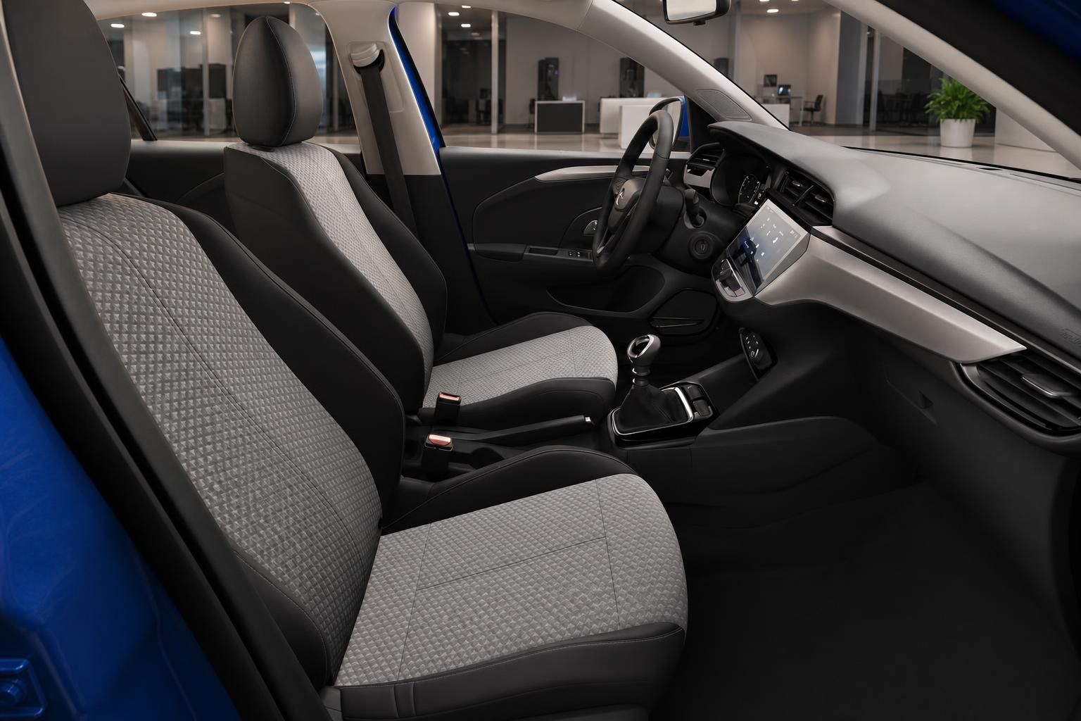 Opel Corsa Innenraum mit Vordersitzen und Cockpit