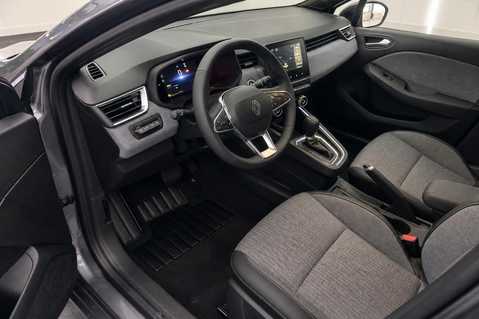 Renault Clio Innenraum mit Lenkrad, Digitalcockpit und Mittelkonsole in grauer Ausstattung