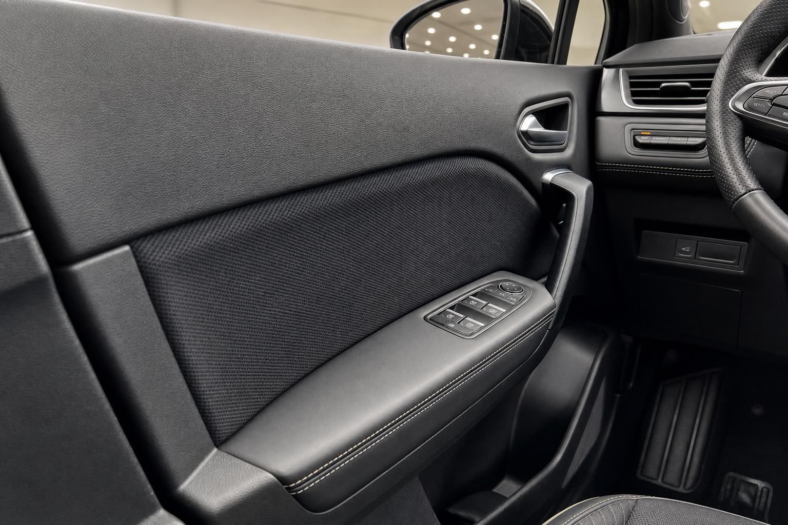 Türverkleidung mit Fensterhebern im Renault Fahrzeuginnenraum