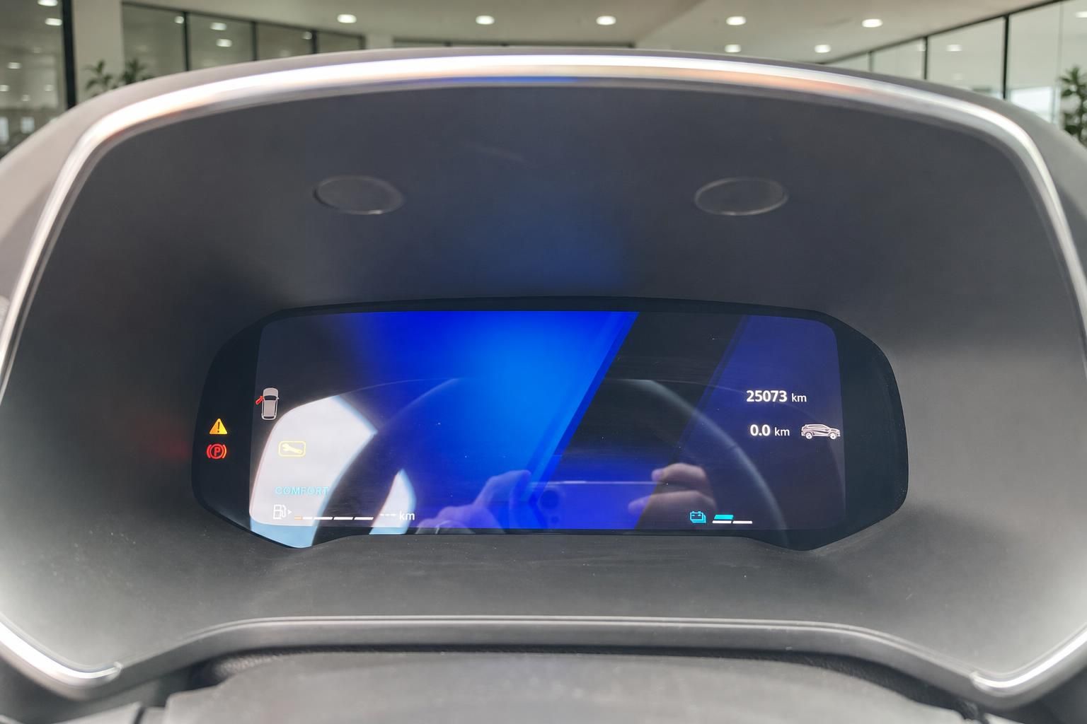 Digitales Kombiinstrument mit Kilometerstand und Fahrmodus Comfort im Fahrzeug