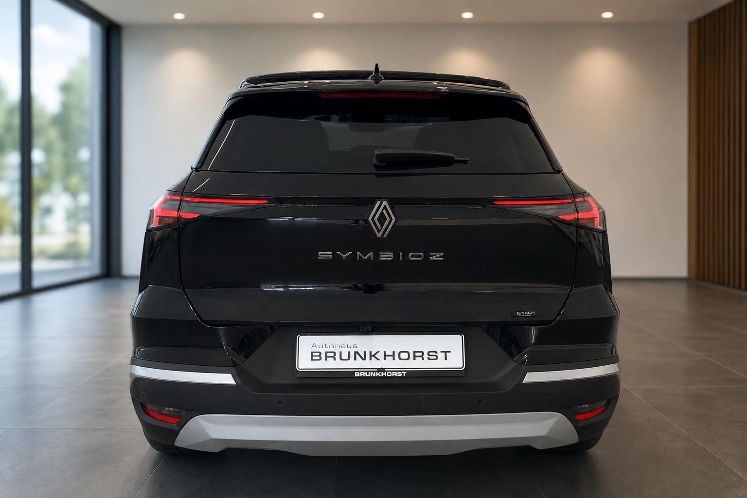 Renault Symbioz E-Tech schwarz Heckansicht mit LED-Rueckleuchten