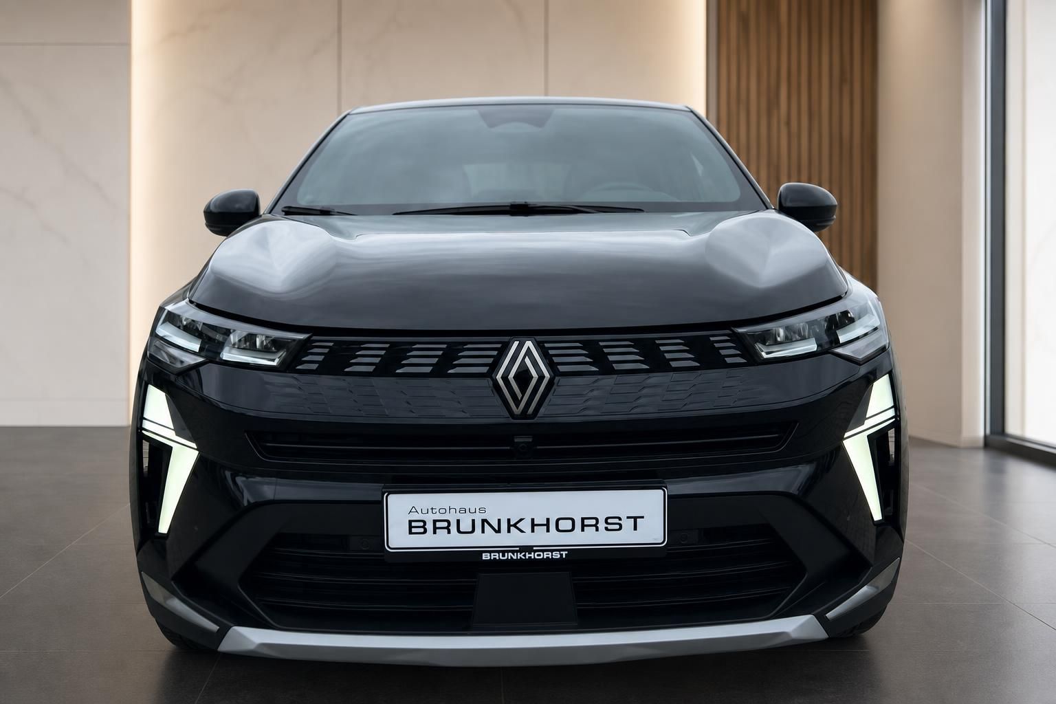 Renault Symbioz schwarz Frontansicht mit LED-Scheinwerfern im Autohaus
