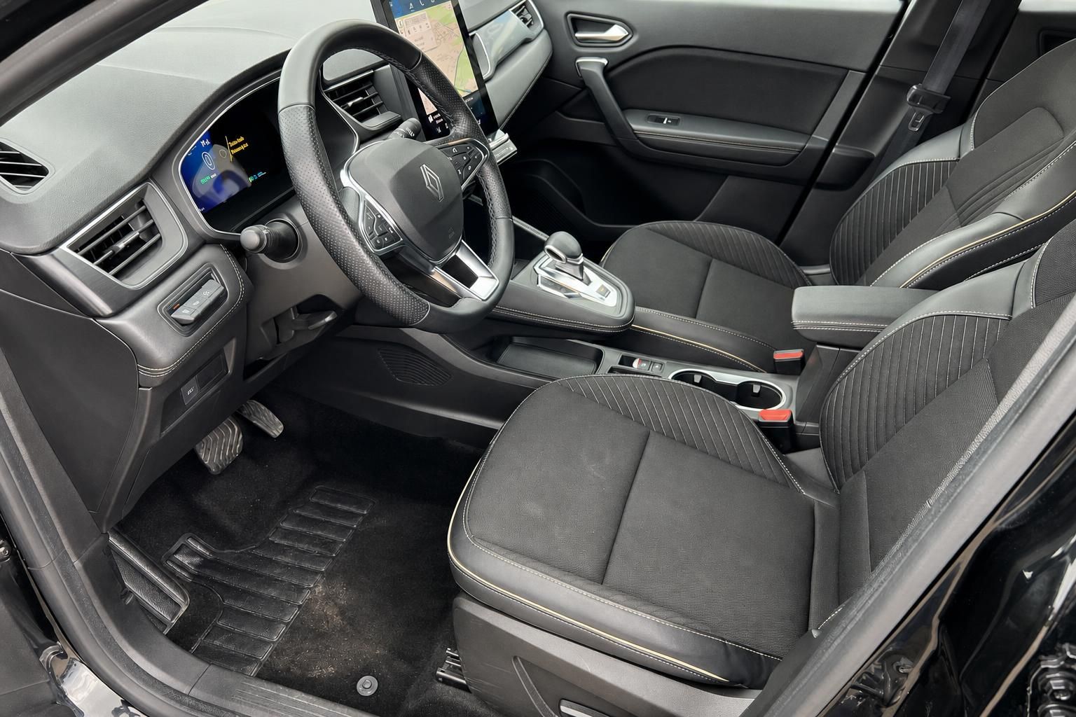 Renault Symbioz Innenraum mit Cockpit, Lenkrad und Sitzen in Schwarz