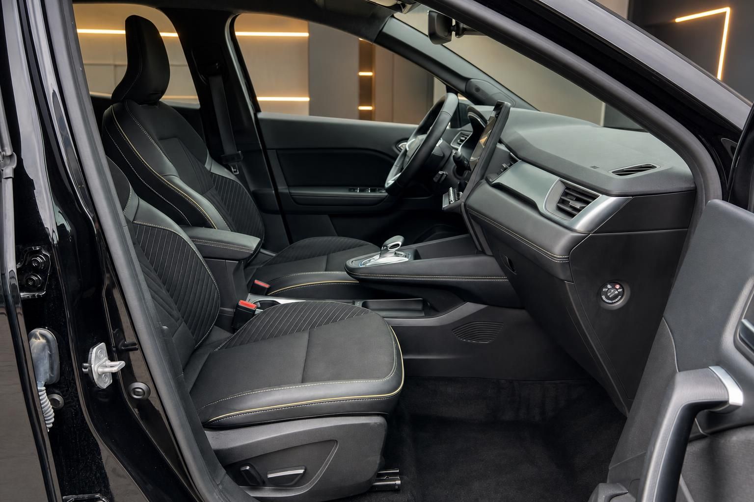 Renault Innenraum mit schwarzen Sportsitzen und Automatikgetriebe