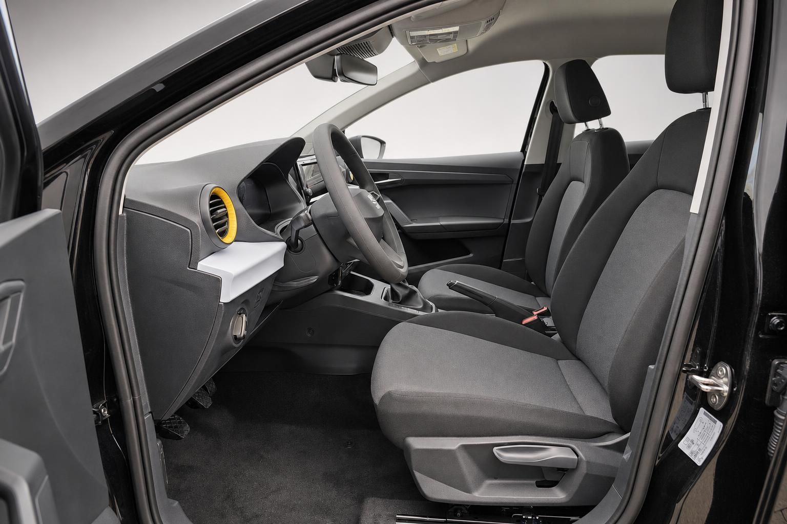 SEAT Ibiza Innenraum Vordersitze und Cockpit