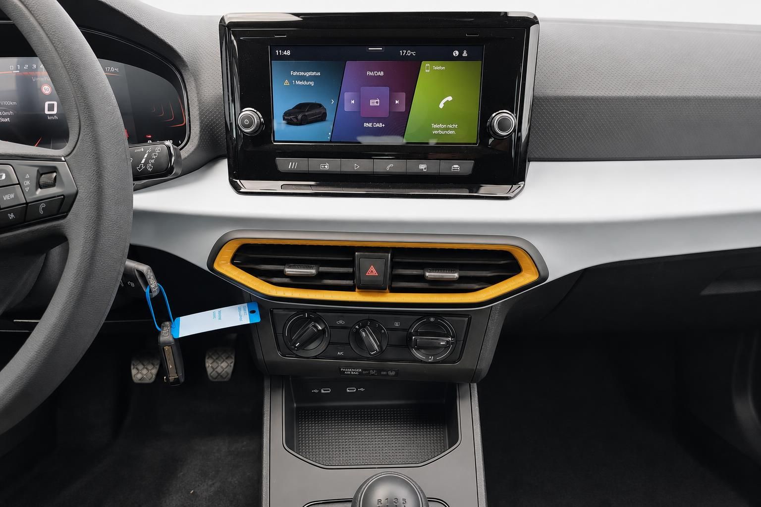 Mittelkonsole mit Touchscreen und Klimabedienung im SEAT Innenraum