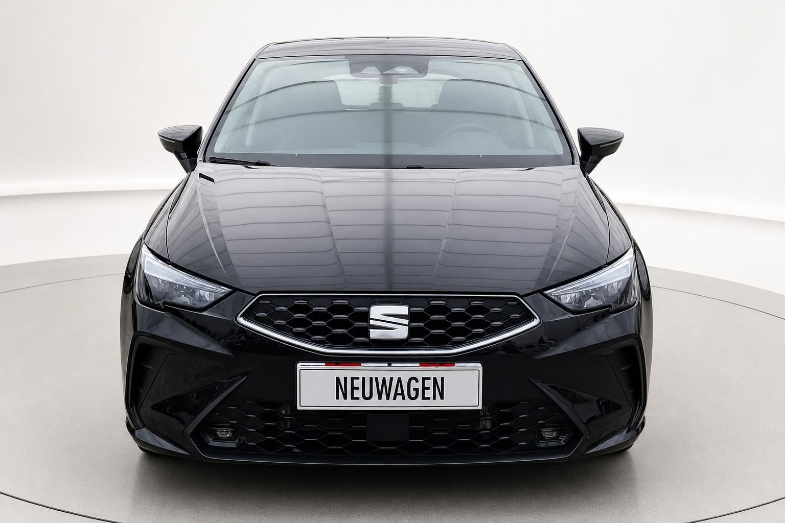 SEAT Ibiza schwarz Frontansicht Neuwagen Studioaufnahme