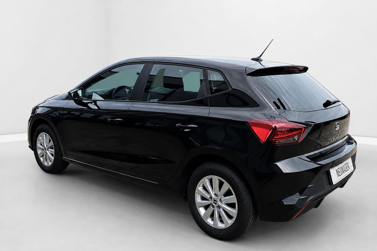 SEAT Ibiza schwarz Neuwagen Heckansicht schraeg hinten