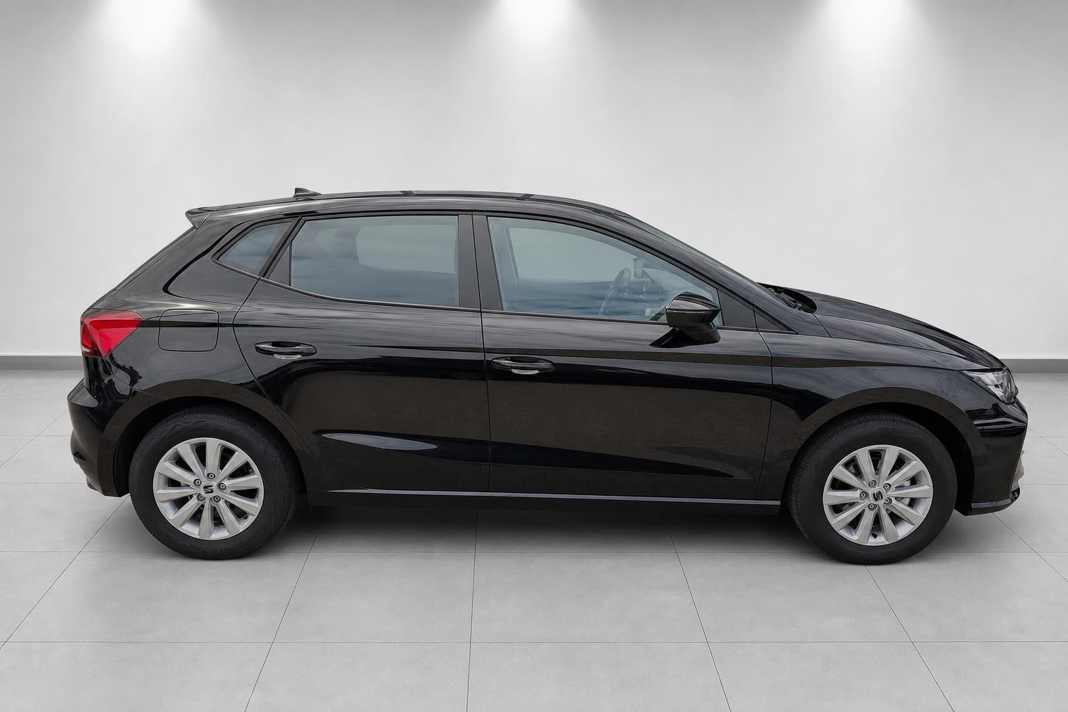 SEAT Ibiza schwarz Seitenansicht Neuwagen Studio
