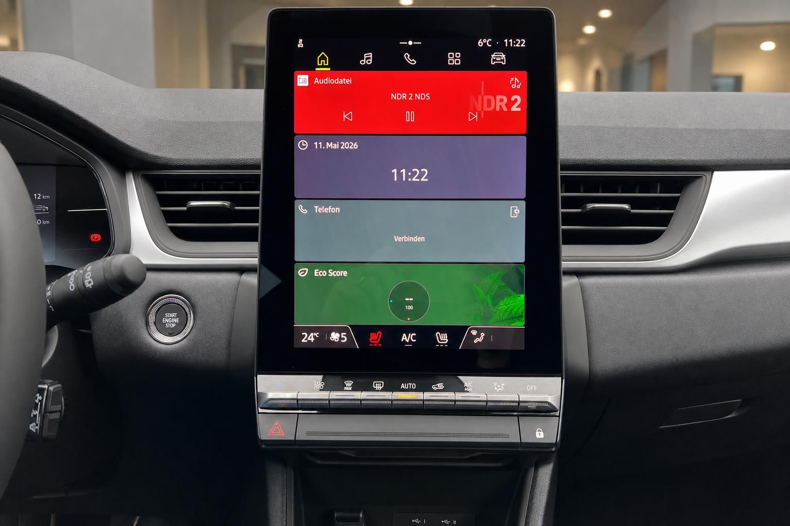 Renault Infotainment-Display mit Radioanzeige, Navigation und Klimasteuerung