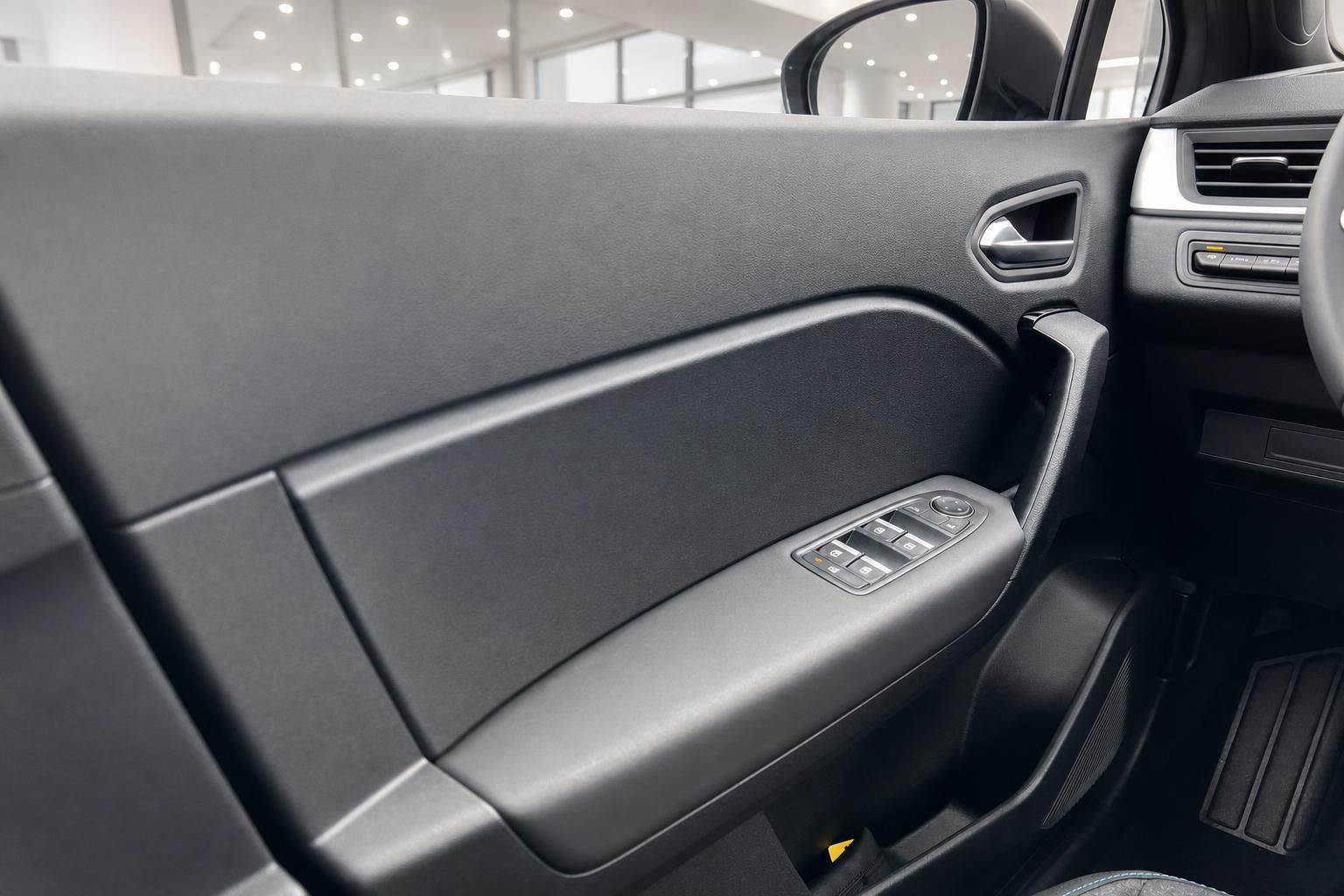 Renault Türverkleidung mit Fensterheberschaltern und Armauflage im grauen Interieur