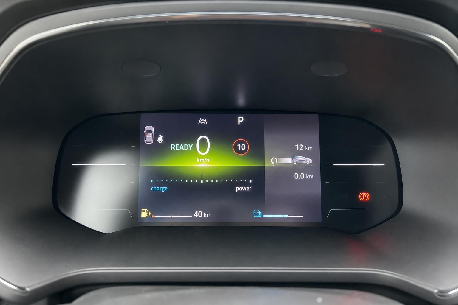 Digitales Cockpit Display mit Elektroauto Ladeanzeige und Fahrinformationen