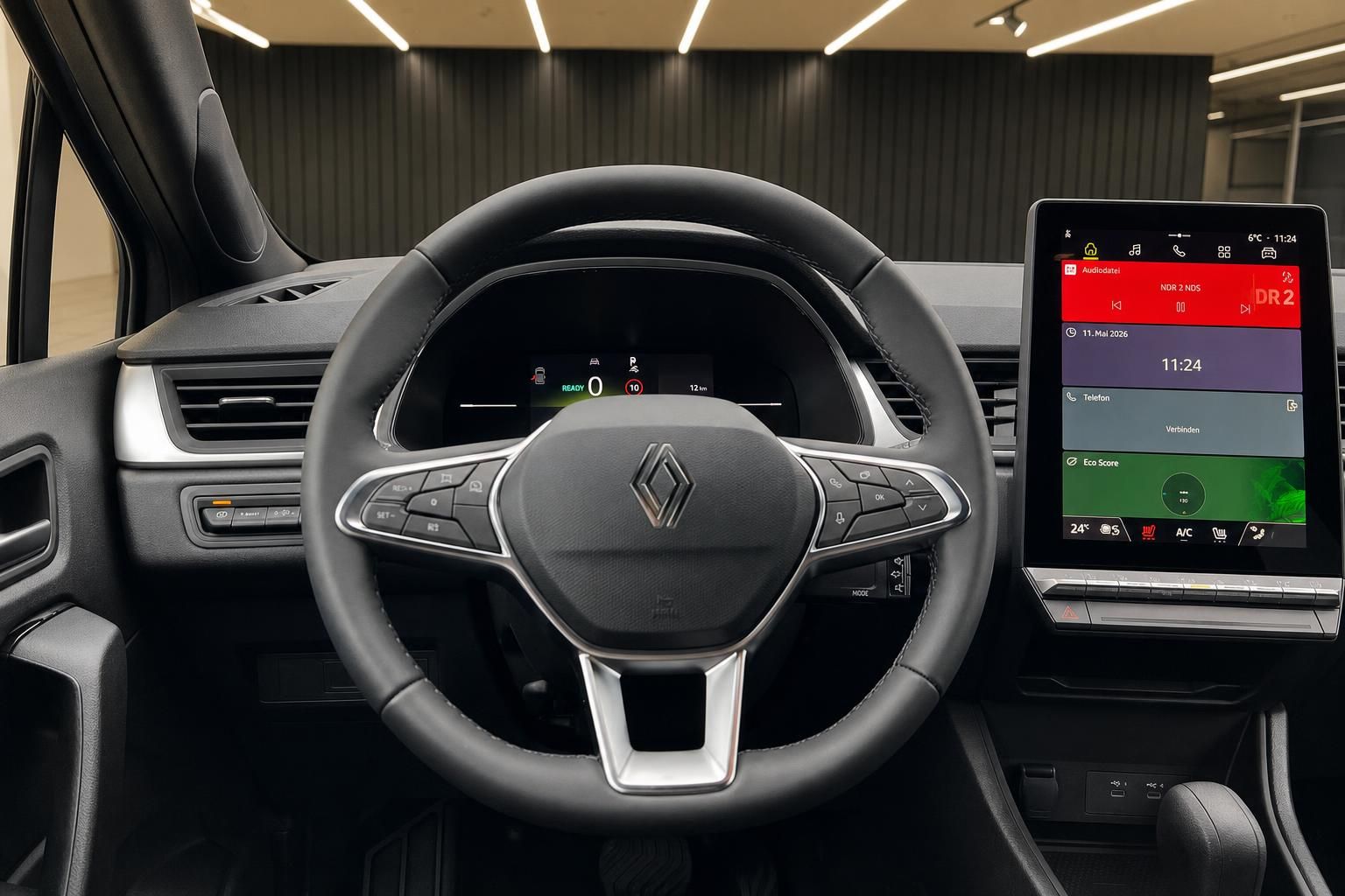 Renault Lenkrad mit Multifunktionstasten und zentralem Touchscreen-Infotainmentsystem
