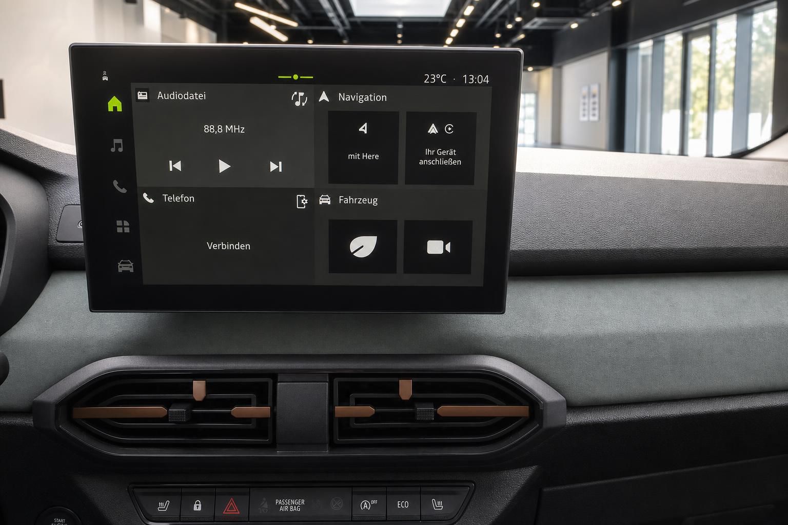 Infotainment-Touchscreen mit Navigation und Telefonmenü im Detail