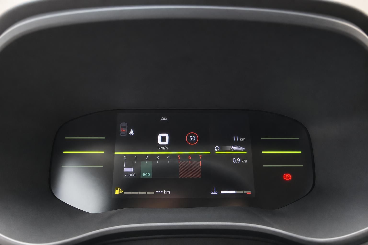 Digitales Cockpit mit Tacho und Anzeigen im modernen Fahrzeug