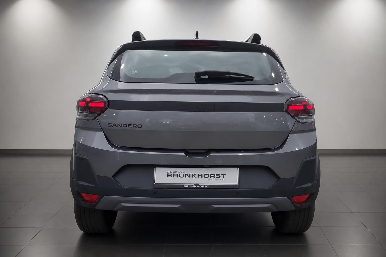 Dacia Sandero Heckansicht in Grau mit Rückleuchten