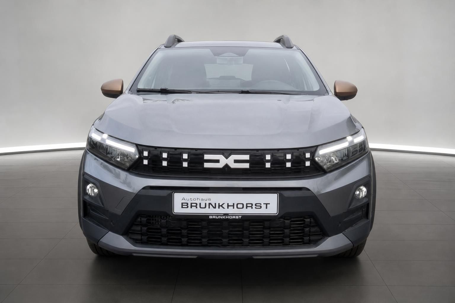 Dacia Sandero Stepway Frontansicht in Grau, Studioaufnahme