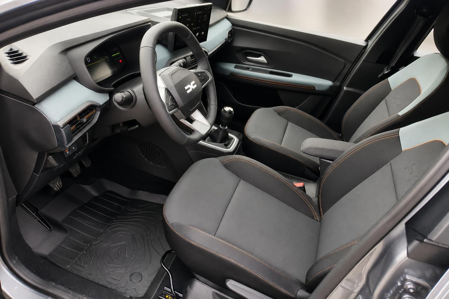 Dacia Sandero Innenraum mit Sportsitzen und Lenkrad