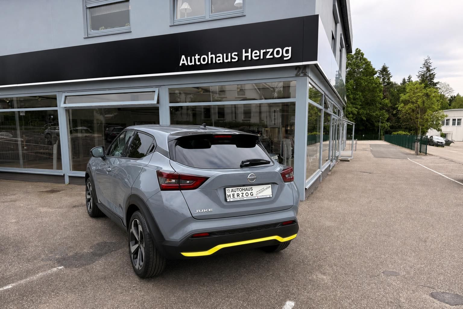 Nissan Juke grau metallic Heckansicht mit schwarzen Felgen und gelben Designelementen