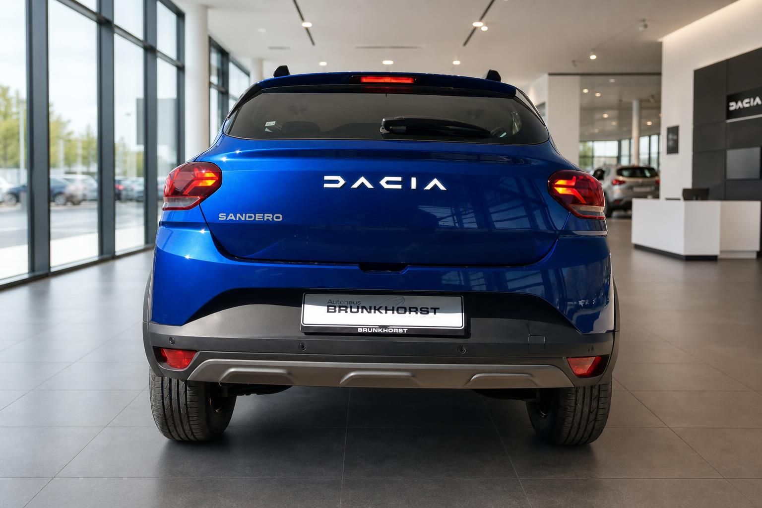 Dacia Sandero Stepway in blau - Heckansicht mit Rücklichtern im Autohaus