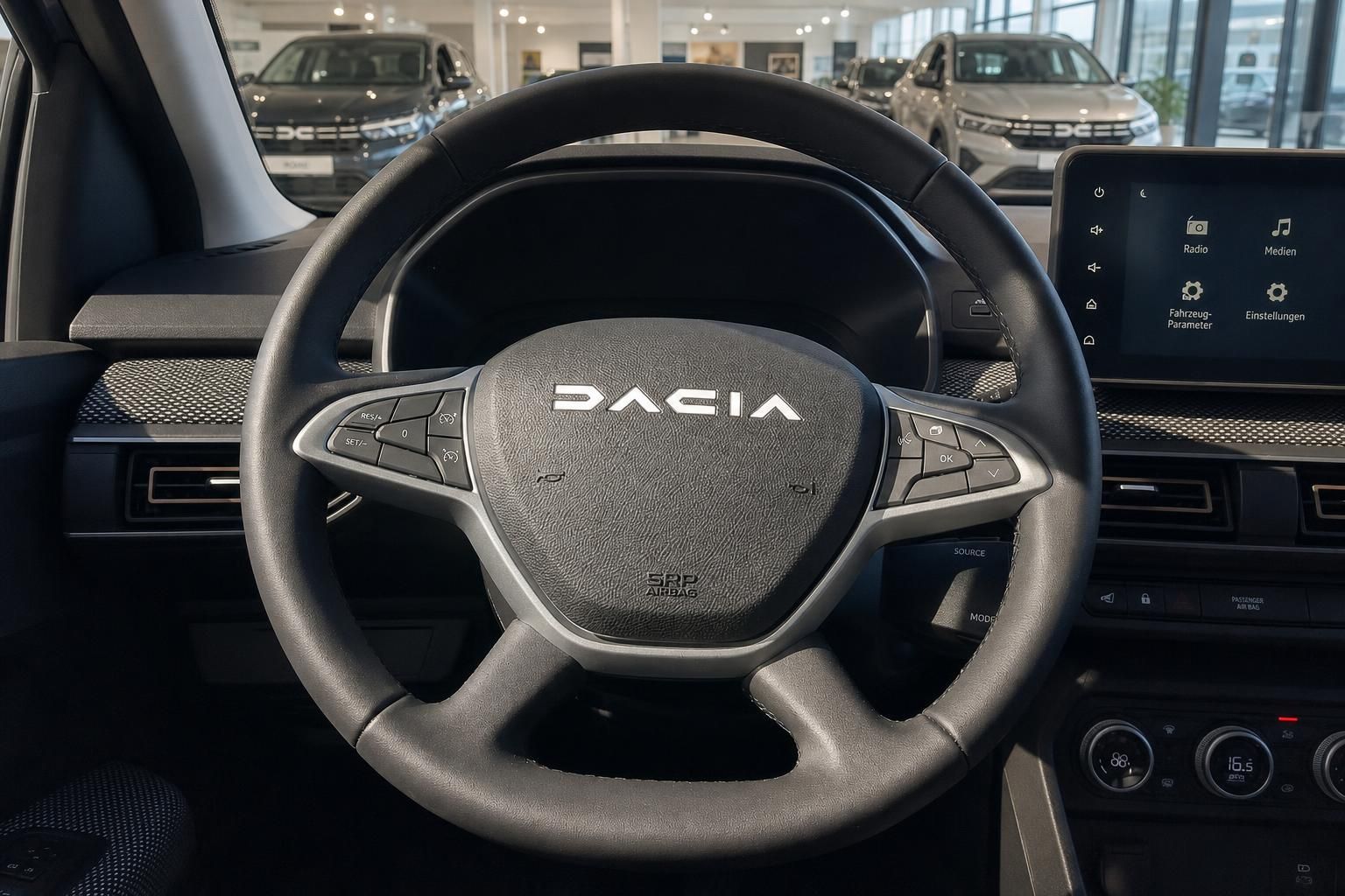 Dacia Lenkrad mit Touchscreen Display im Cockpit - modernes Fahrzeuginterieur