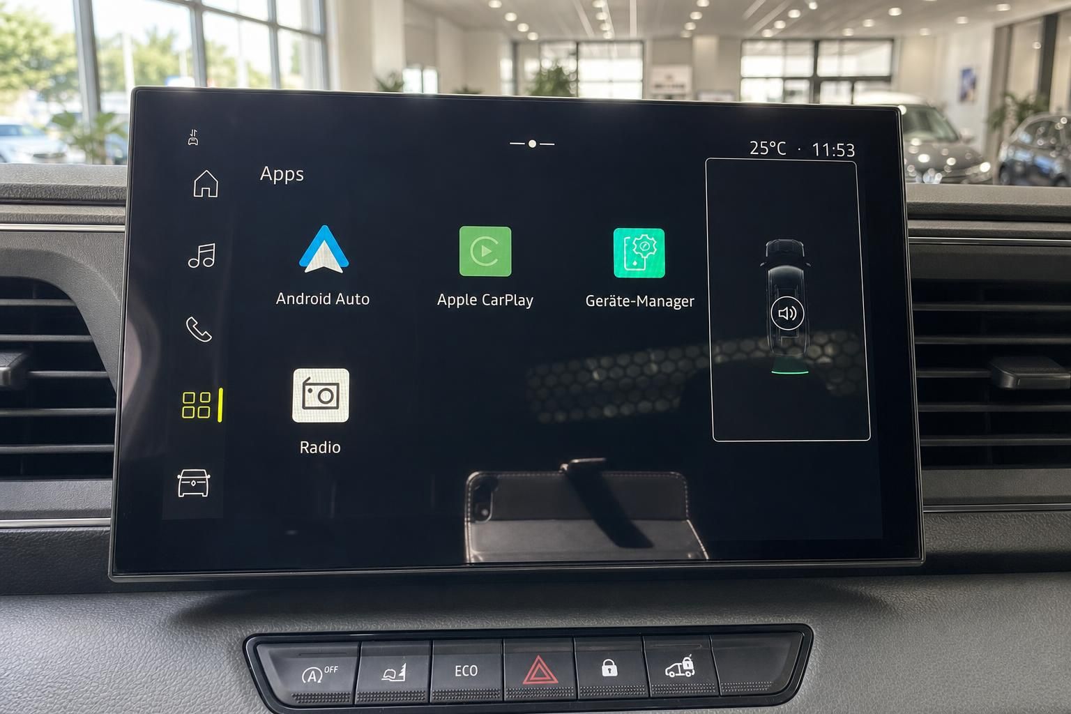 Fahrzeug Infotainment Display mit Apps Menü und Android Auto CarPlay Funktionen