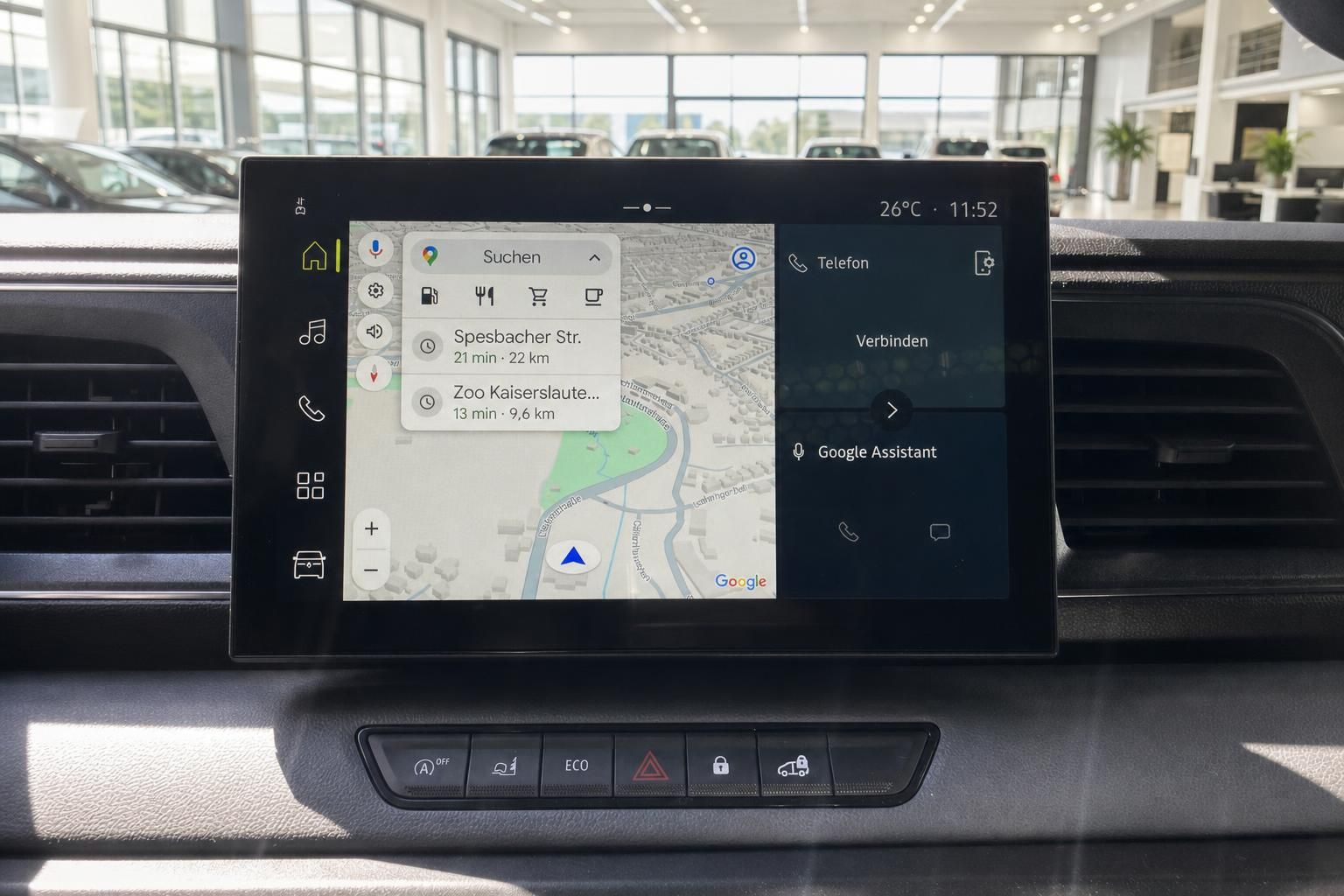 Fahrzeug-Navigationssystem mit Google Maps Display und Touchscreen im Armaturenbrett