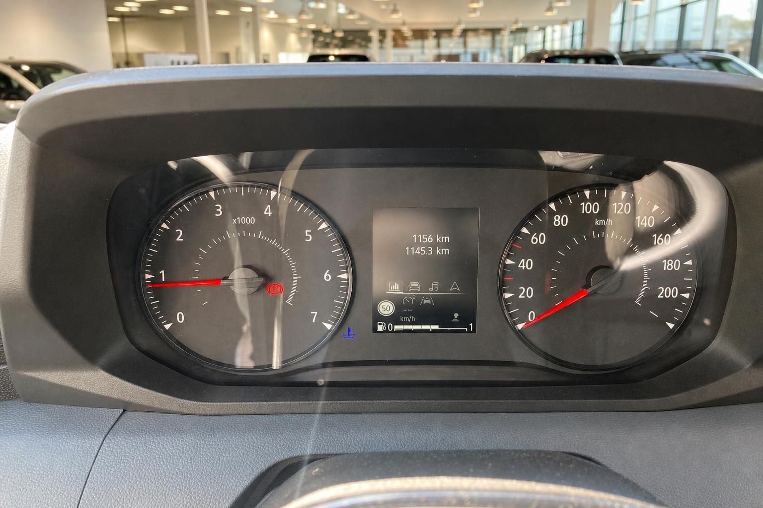 Fahrzeug-Kombiinstrument mit Tacho und Drehzahlmesser im Autorennen-Stil