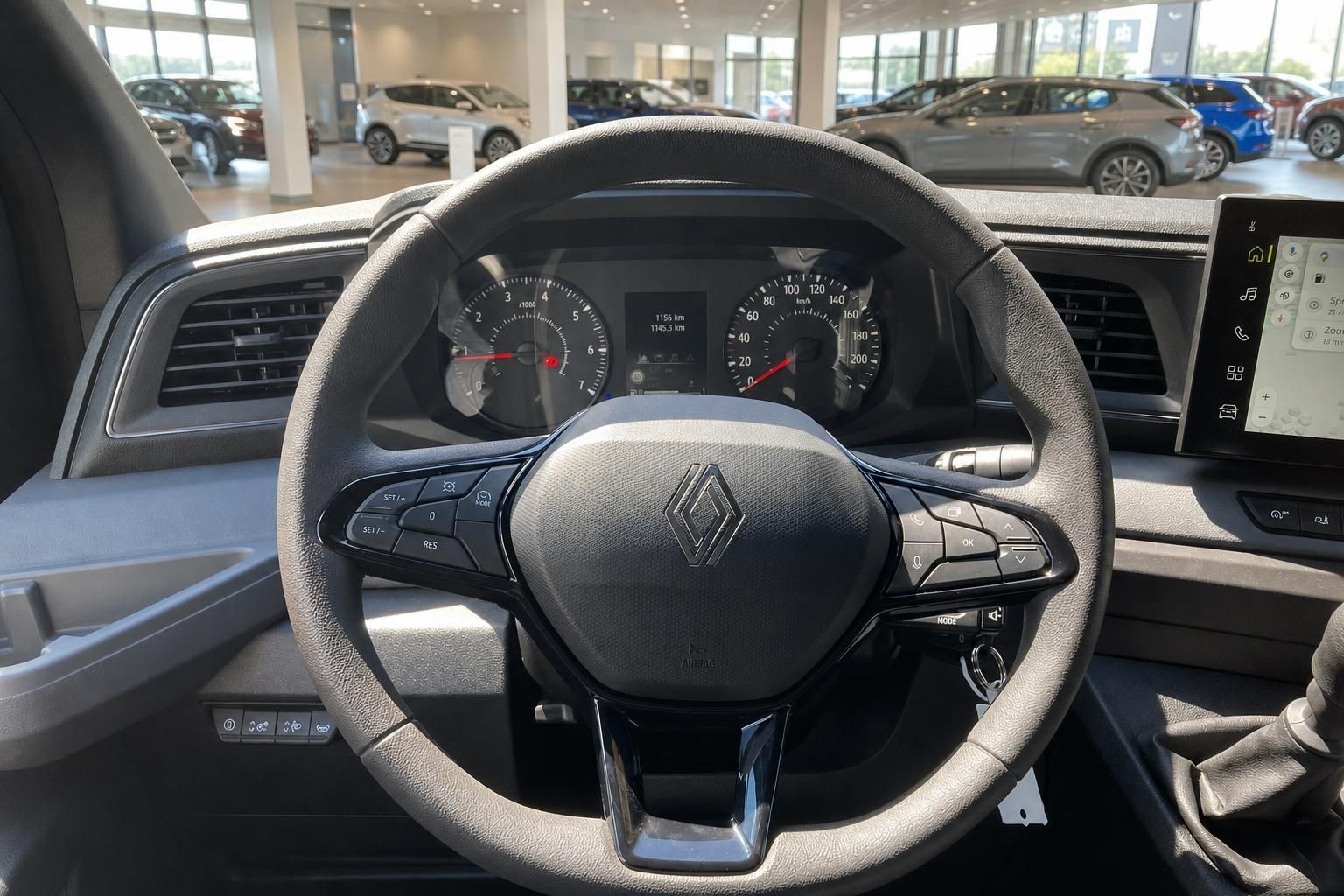 Renault Fahrzeug-Cockpit mit Lenkrad und Armaturenbrett in modernem Design