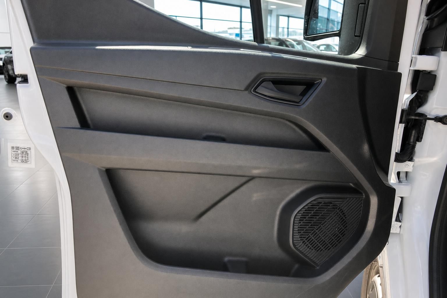 Fahrzeug-Türverkleidung innen mit grauem Bezug und Lautsprechergitter