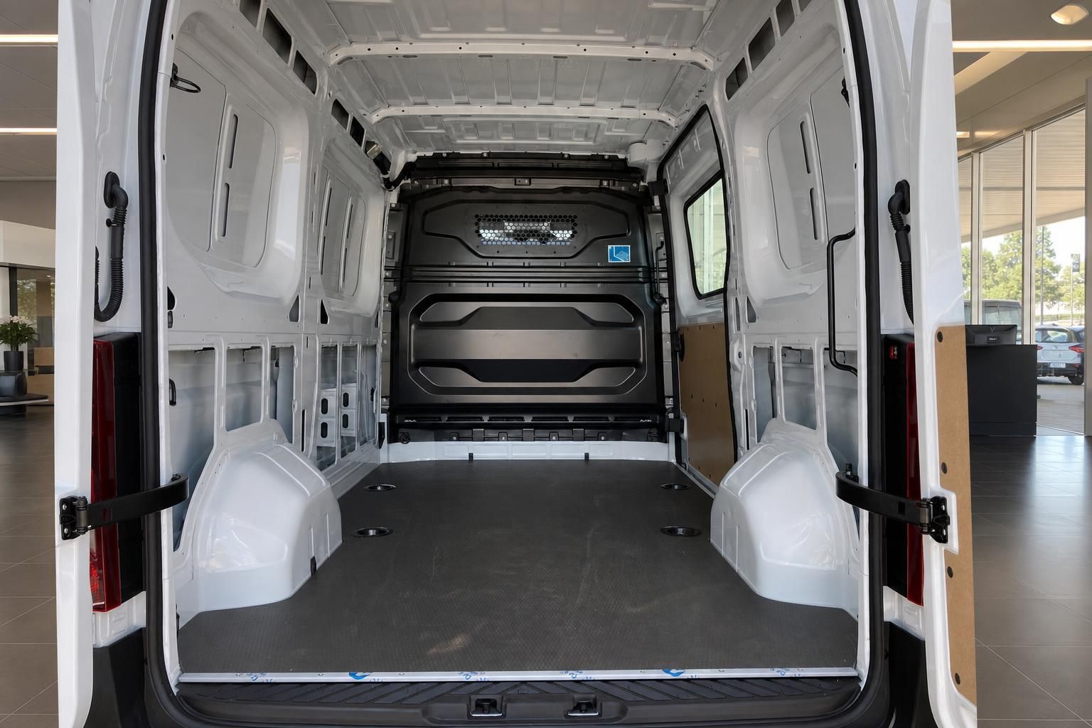 Transporter Laderaum von hinten mit Trennwand zwischen Fahrerbereich und Laderaum