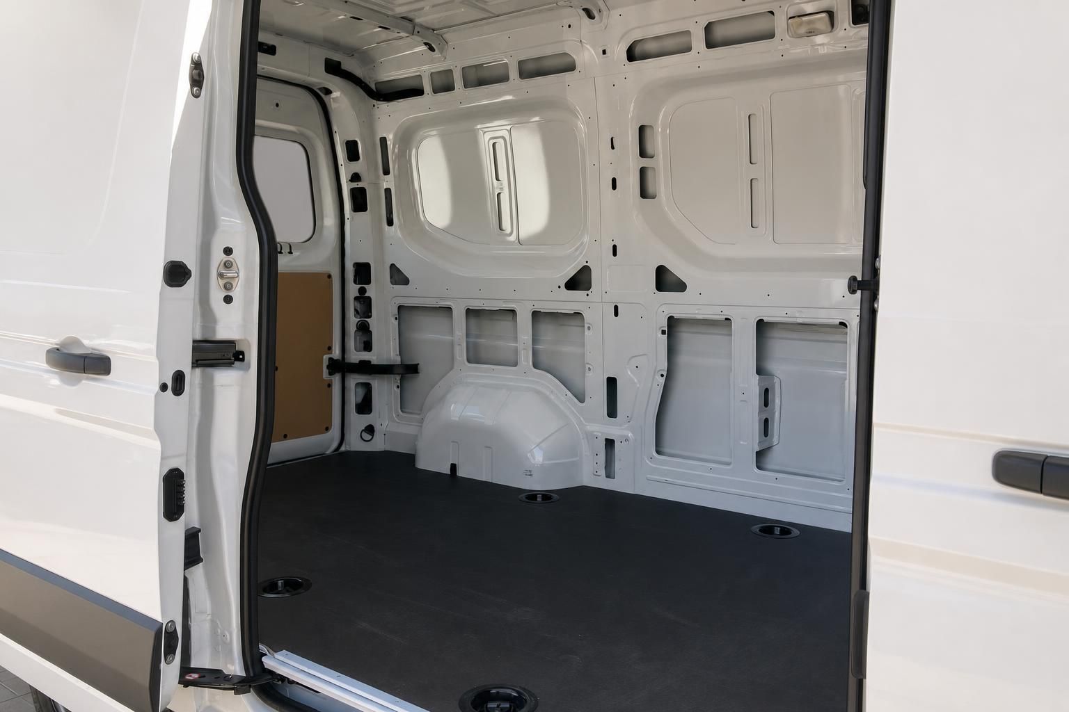 Weißer Transporter Laderaum Innenansicht mit geöffneten Hecktüren und dunklem Ladeboden