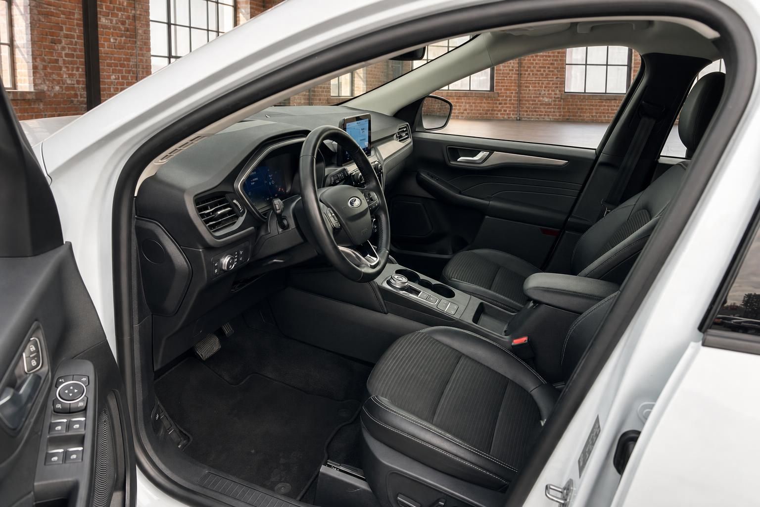Ford Kuga Innenraum Cockpit und Vordersitze in Schwarz