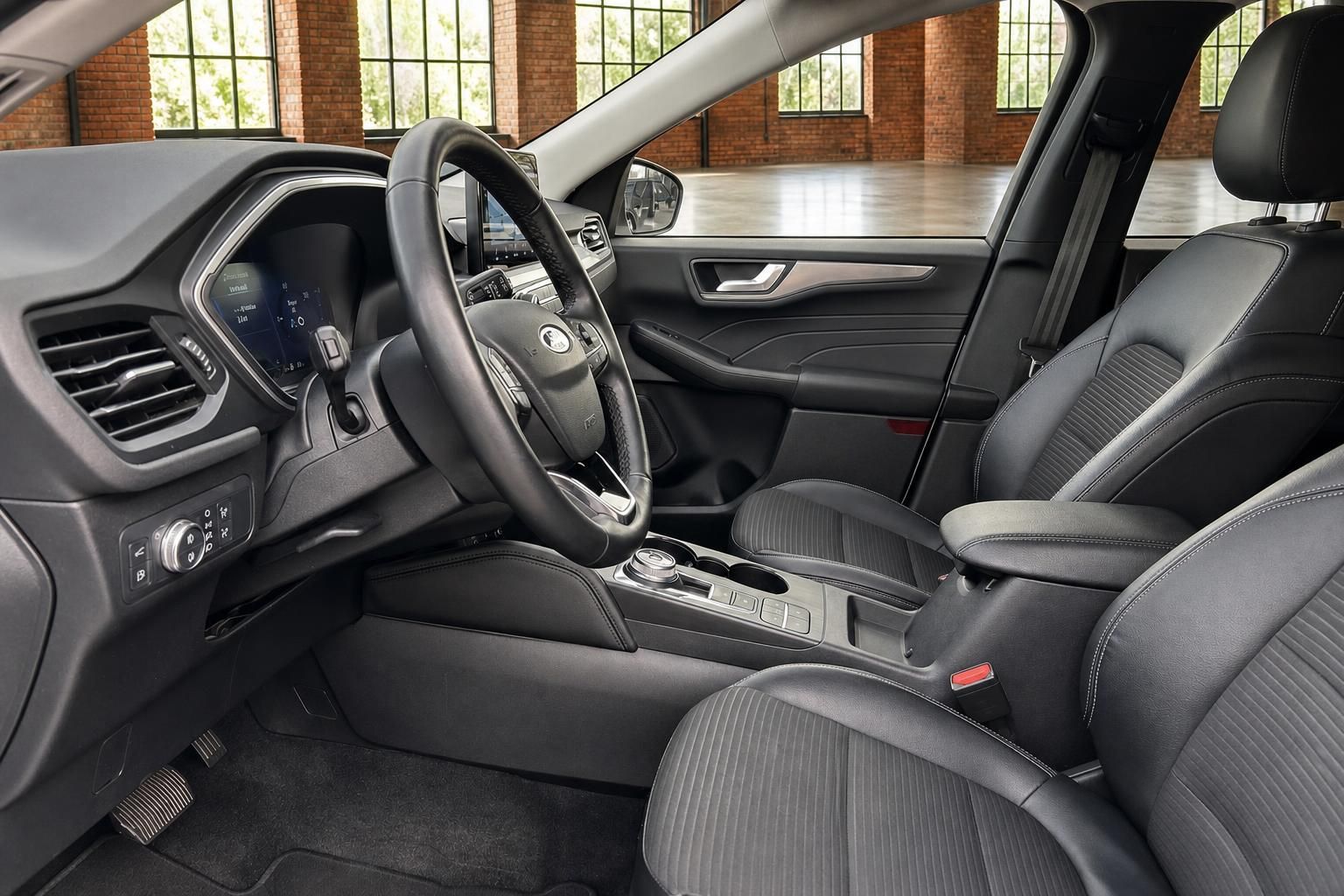Ford Innenraum Vordersitze mit Lederausstattung und Cockpit