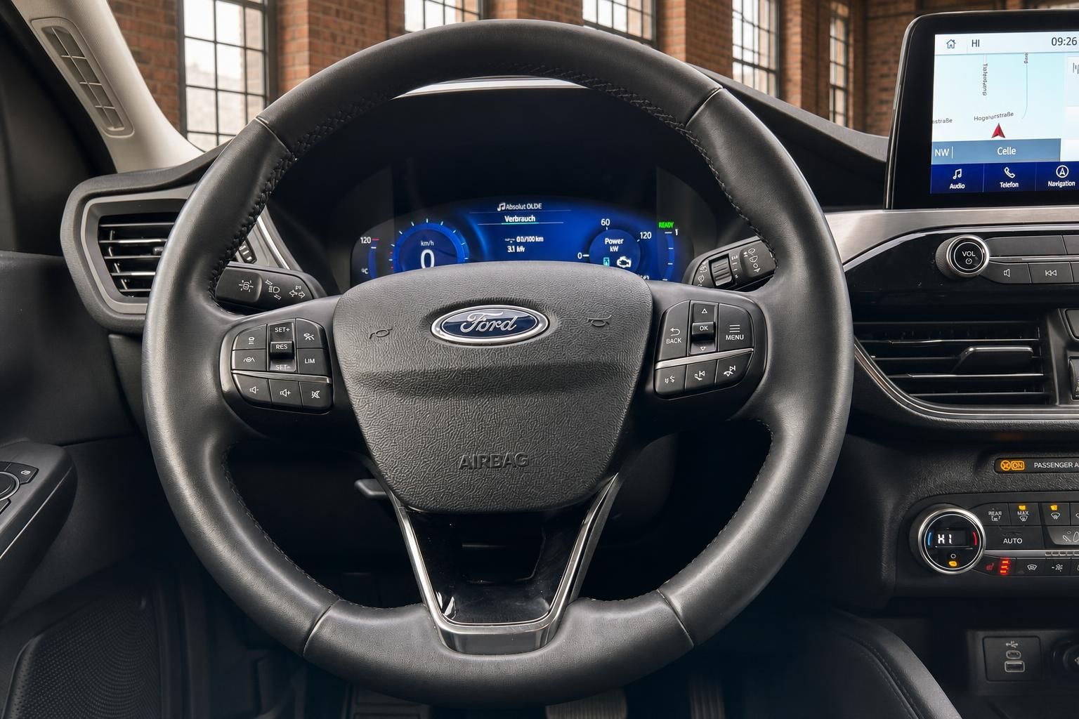 Ford Lenkrad Nahaufnahme mit Bedienelementen und Display