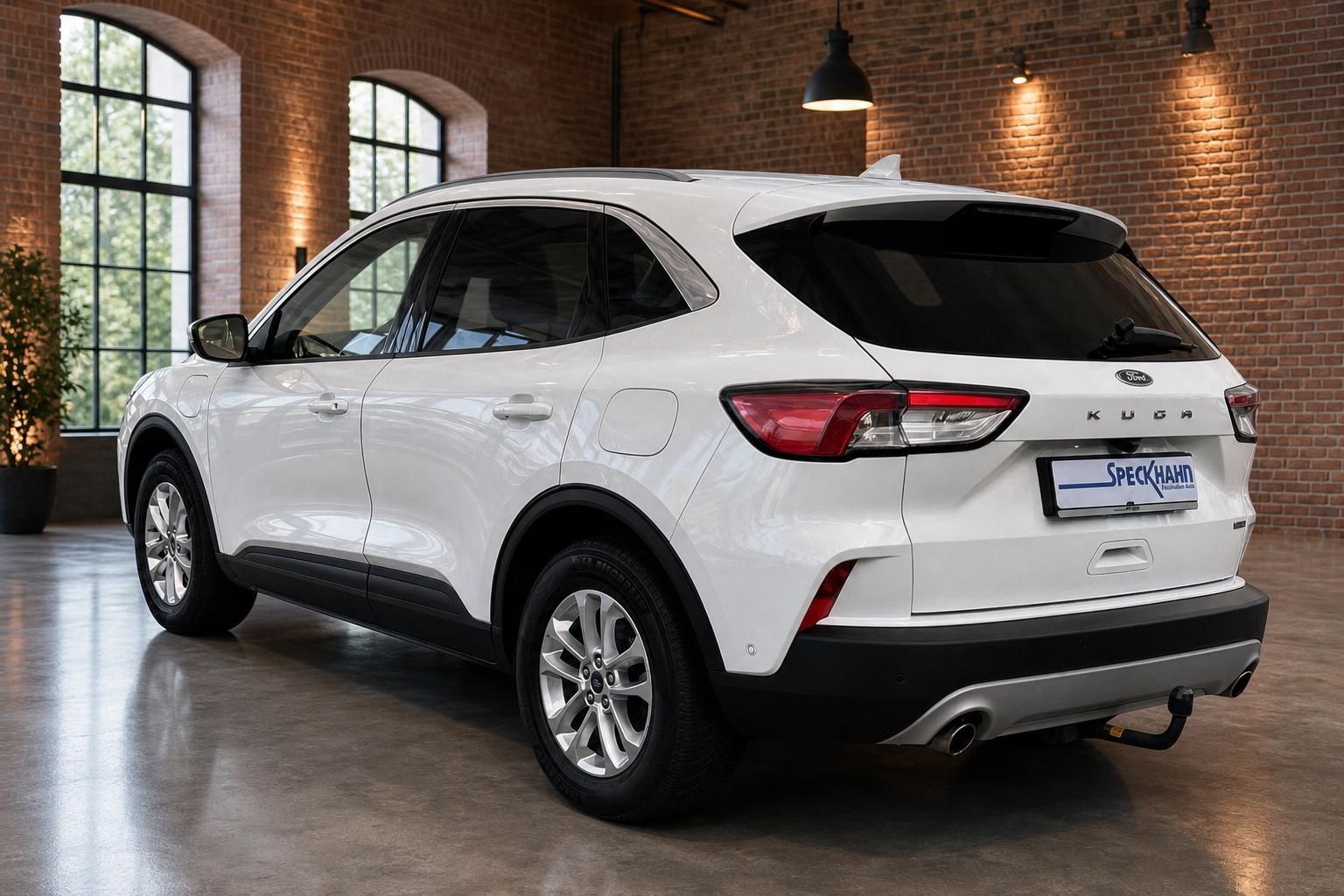 Ford Kuga weiß Heckansicht SUV mit Anhängerkupplung