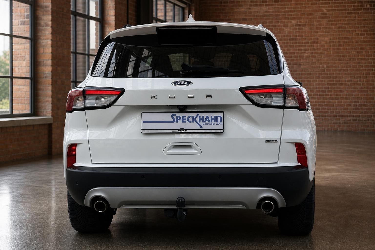 Ford Kuga Hybrid weiß Heckansicht Detailansicht