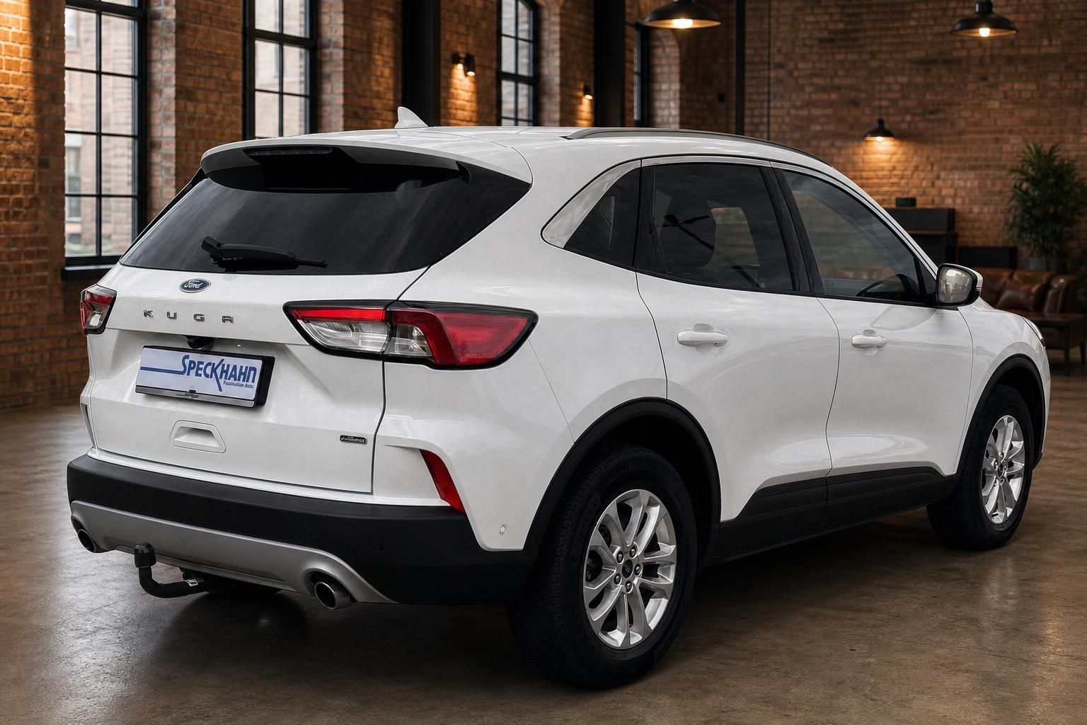 Ford Kuga weiß Heck seitlich SUV in Loftambiente