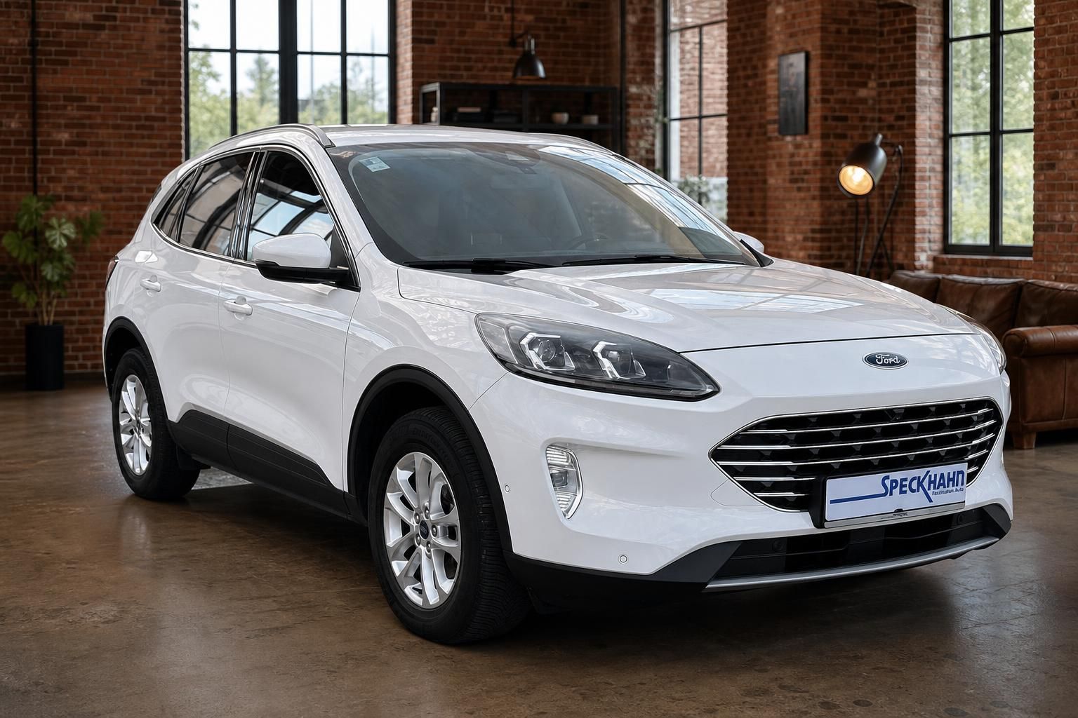 Ford Kuga weiß Frontansicht SUV in Loftambiente