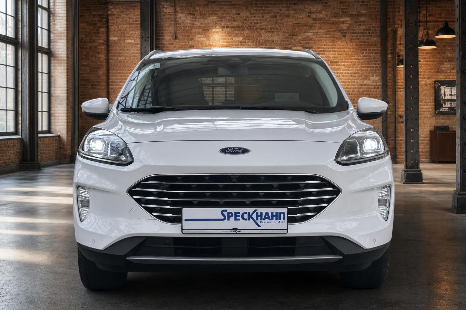 Ford Kuga weiß Frontansicht mit LED-Scheinwerfern in Halle