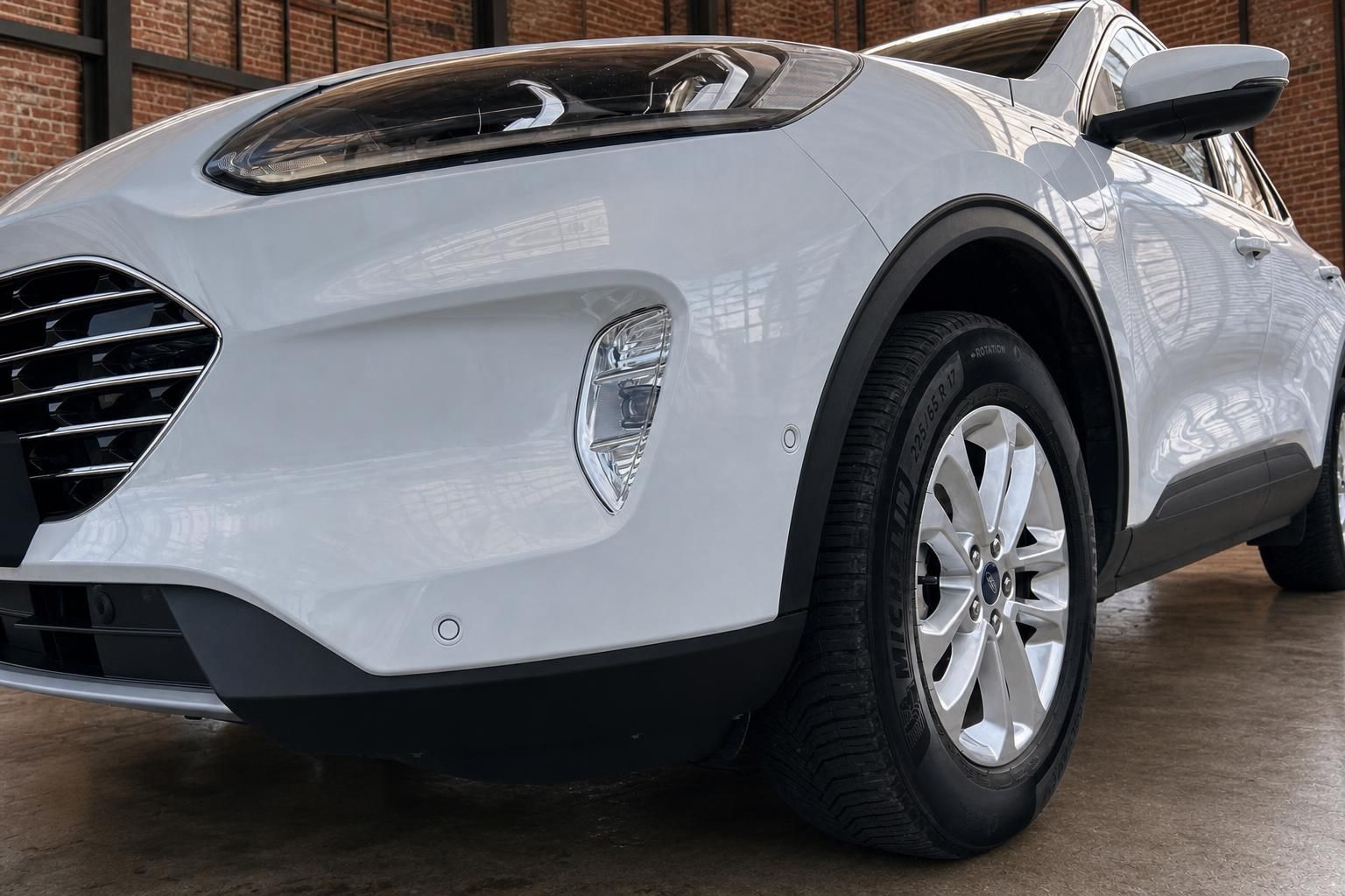 Ford Kuga weiß Frontpartie und Felge Detailansicht