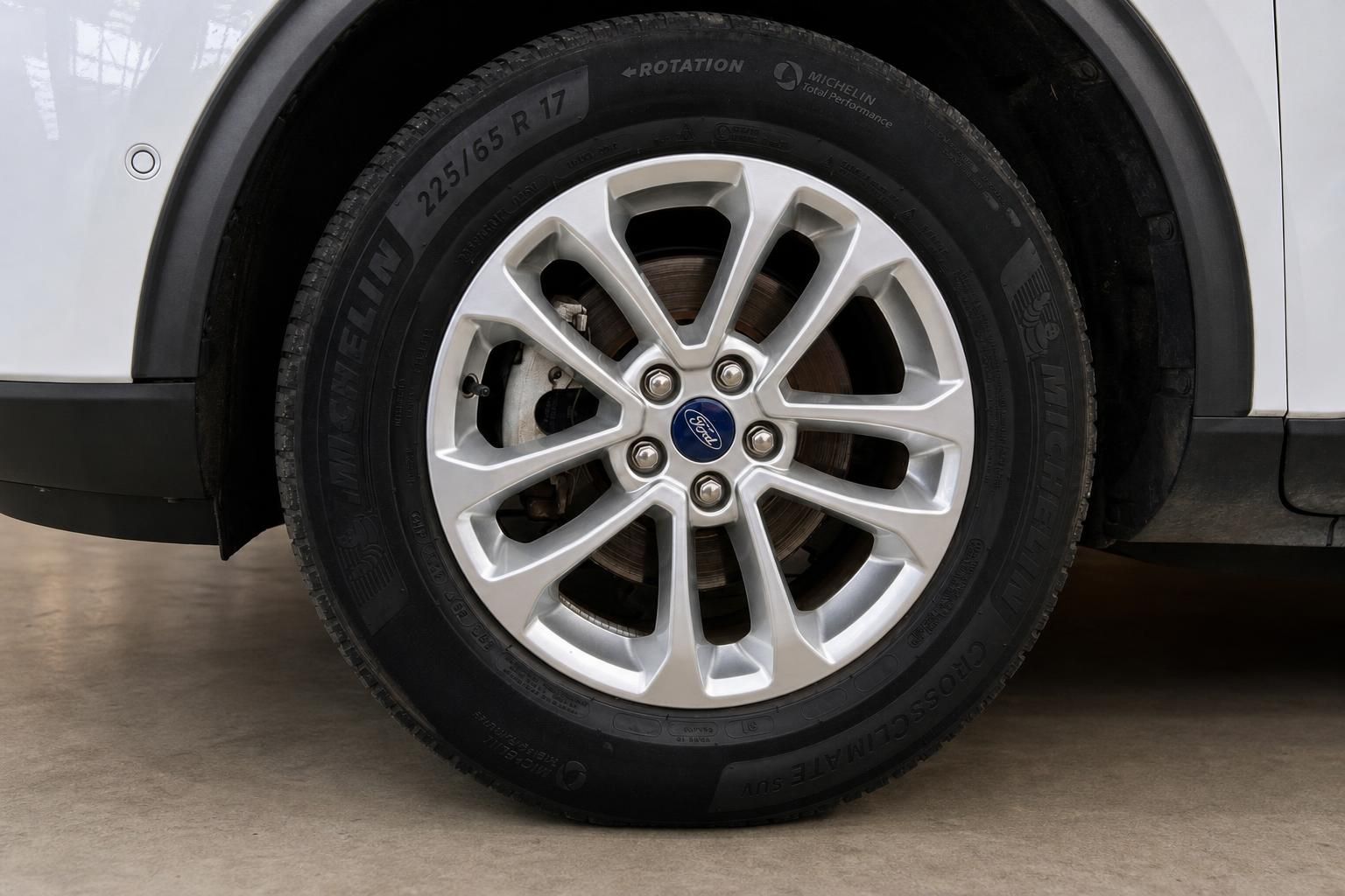 Ford Kuga Leichtmetallfelge mit Michelin Reifen Nahaufnahme