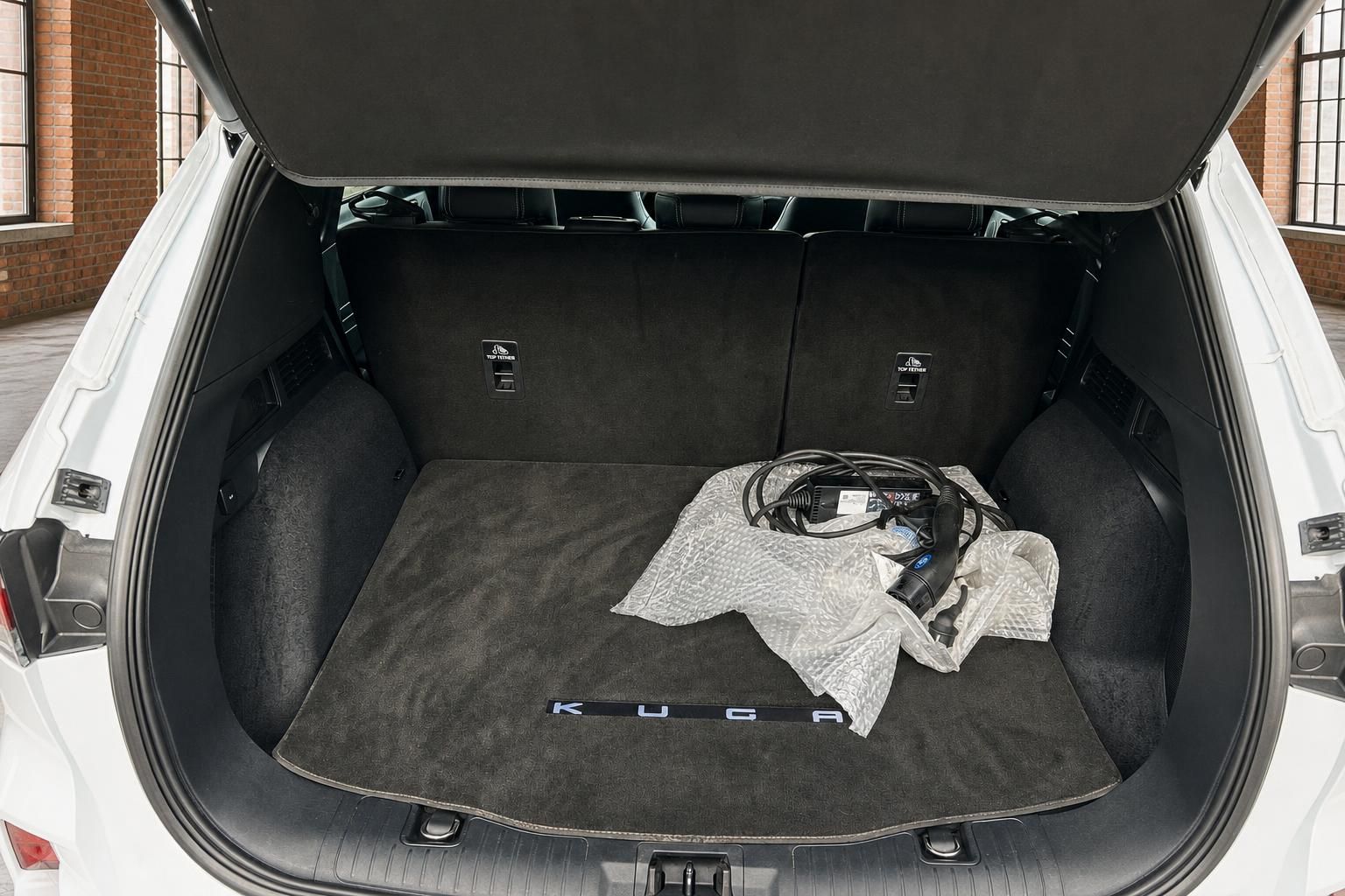 Ford Kuga Kofferraum mit Ladekabel und umgeklappten Rücksitzen