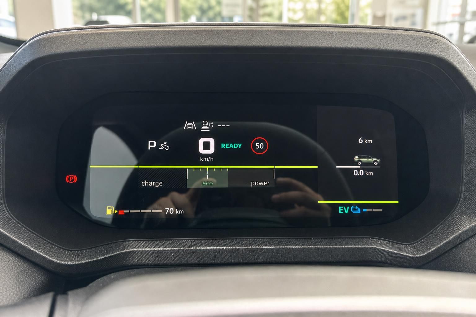 Digitales Armaturenbrett mit Elektrofahrzeug-Anzeige und Reichweitenanzeige im Fahrzeuginnenraum