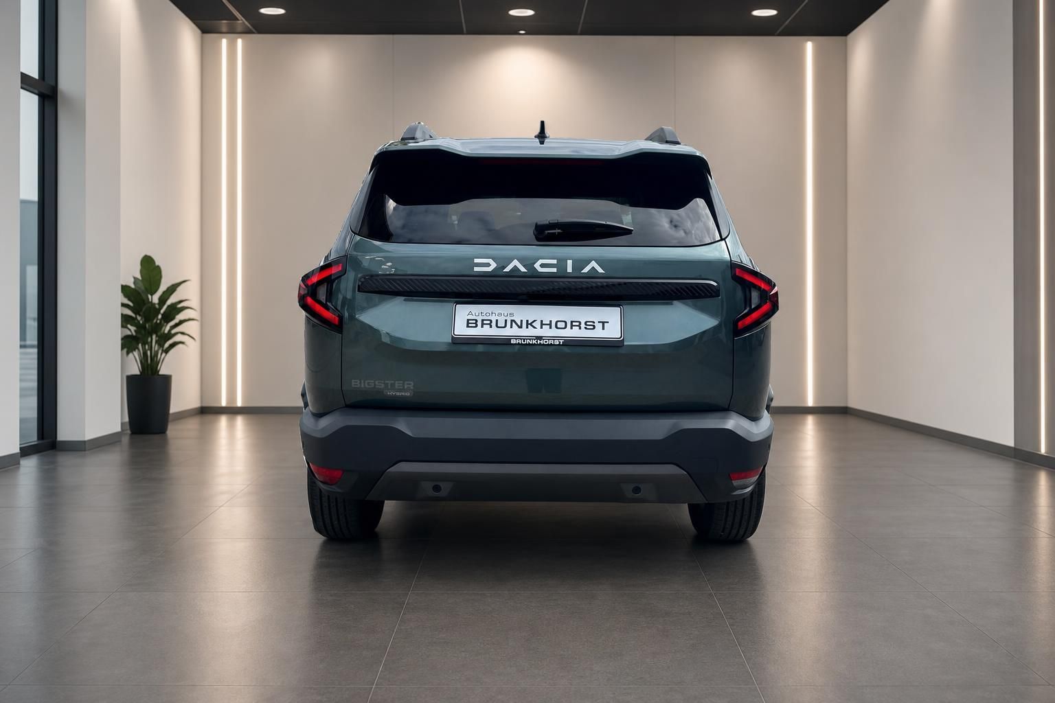 Dacia Bigster SUV Heckansicht in grün mit DACIA Schriftzug im Autohaus Showroom