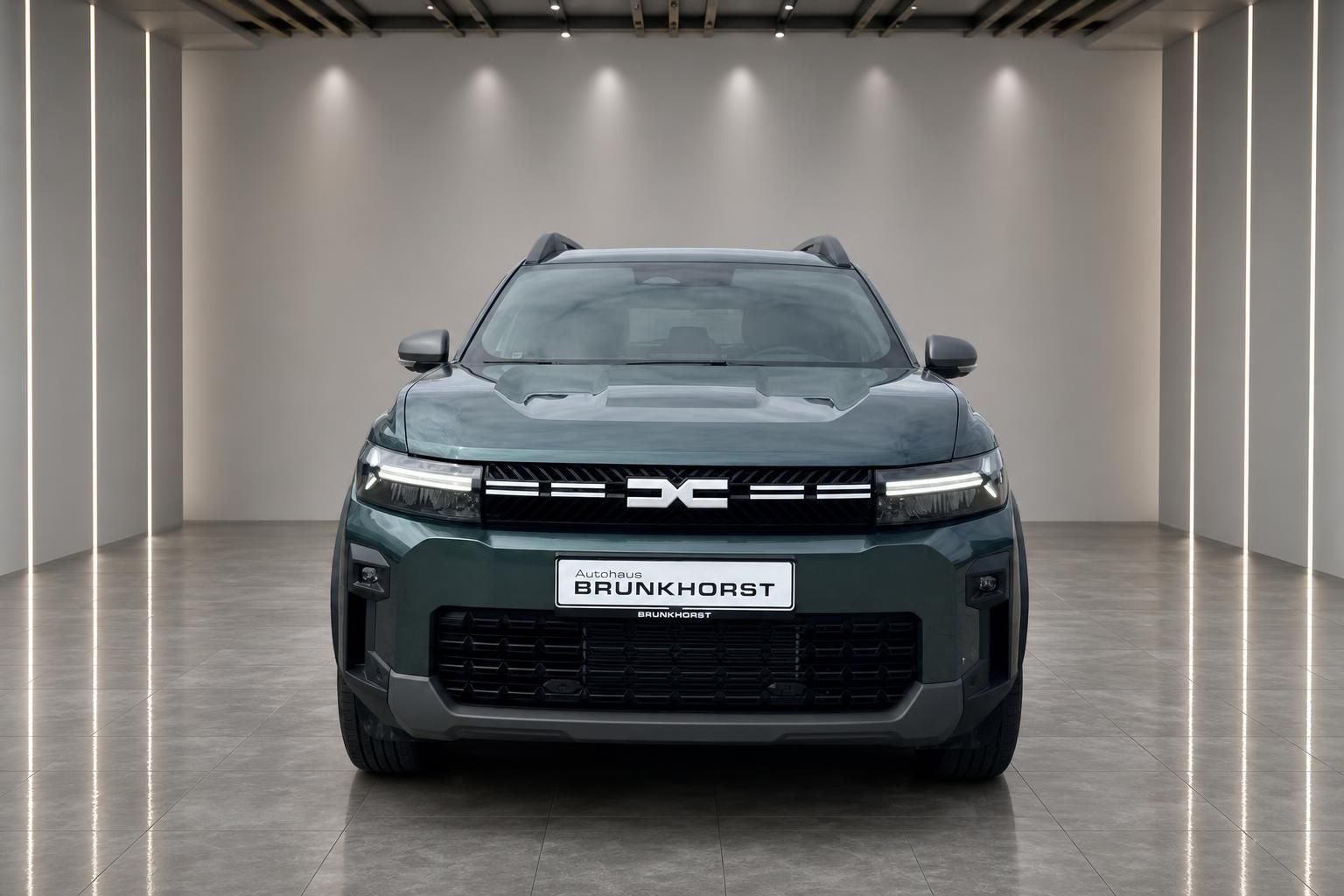 Dacia Bigster SUV Frontansicht in grün mit LED-Scheinwerfern im Autohaus Showroom