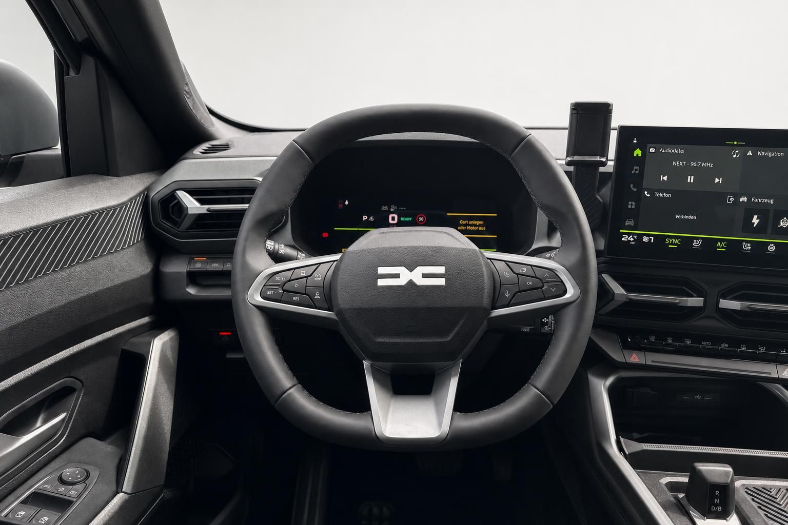 Cockpit und Lenkrad eines modernen Fahrzeugs mit digitalen Anzeigen und Touchscreen-Display