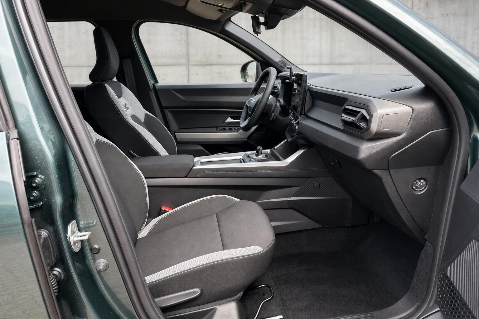 Innenraum Fahrzeug mit grauen Sitzen und modernem Dashboard in grünem Auto